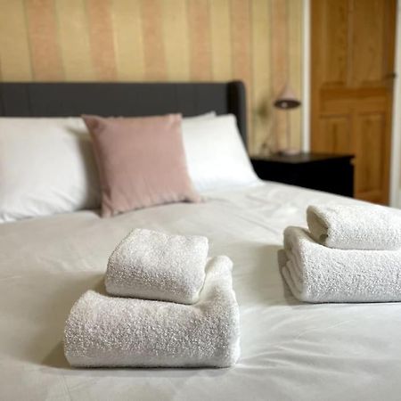 Old School Grandma London Experience ! Apartment ภายนอก รูปภาพ