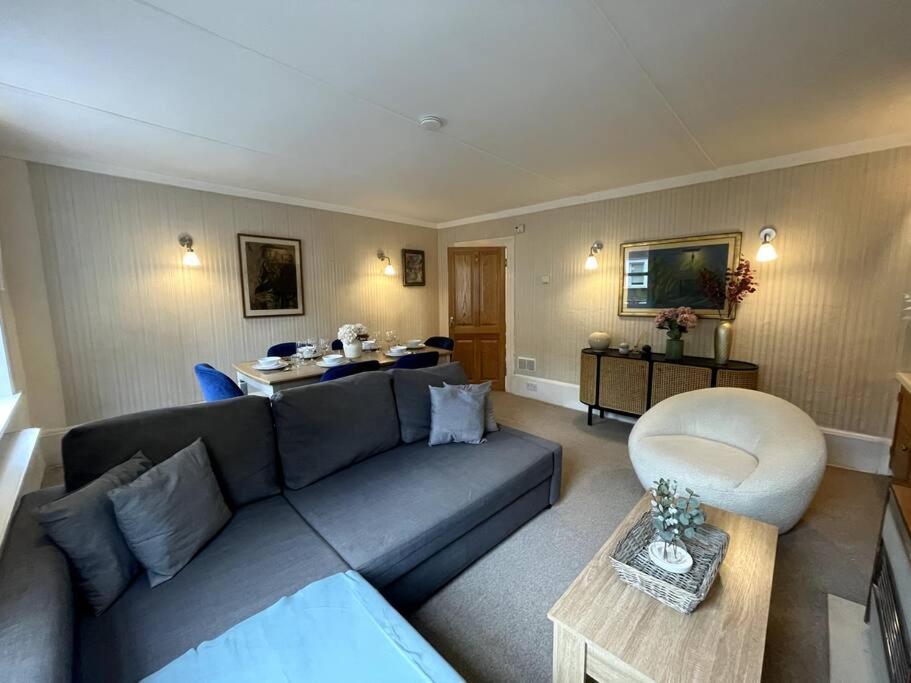 Old School Grandma London Experience ! Apartment ภายนอก รูปภาพ