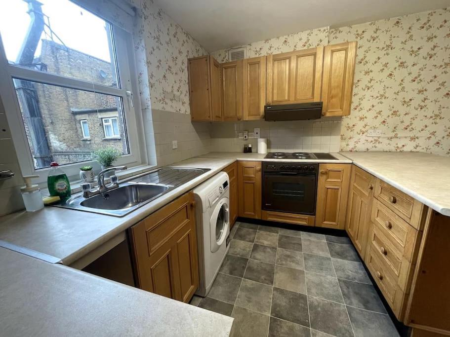 Old School Grandma London Experience ! Apartment ภายนอก รูปภาพ