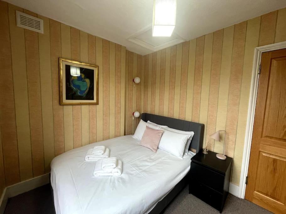 Old School Grandma London Experience ! Apartment ภายนอก รูปภาพ