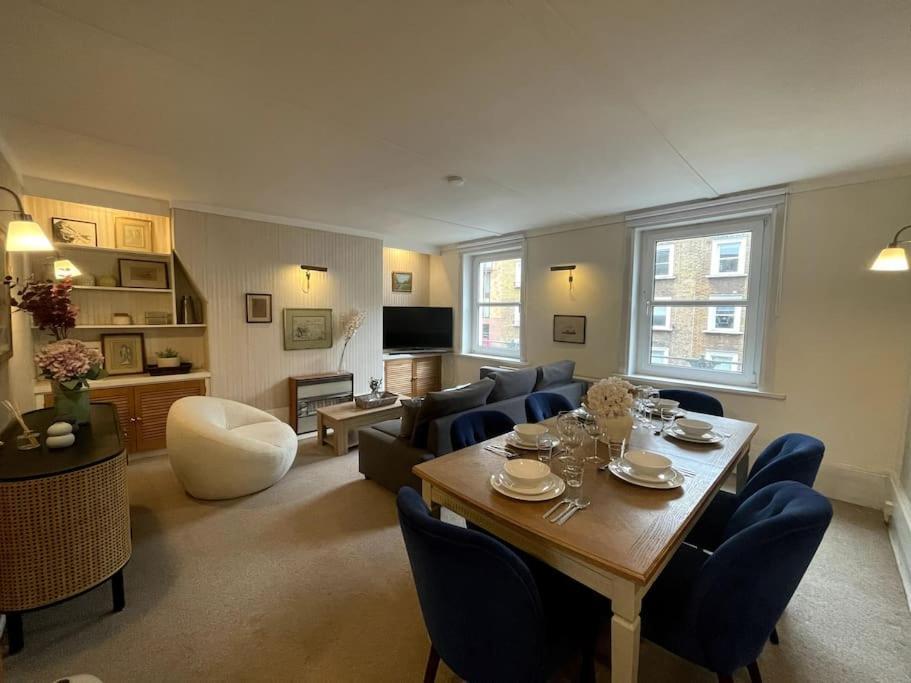 Old School Grandma London Experience ! Apartment ภายนอก รูปภาพ